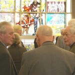 Im Gespräch mit Walter Womacka vor dem von ihm gestalteten Fenster