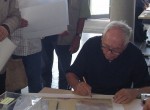 Walter Womacka signiert seine Bilder auf dem Infotag
